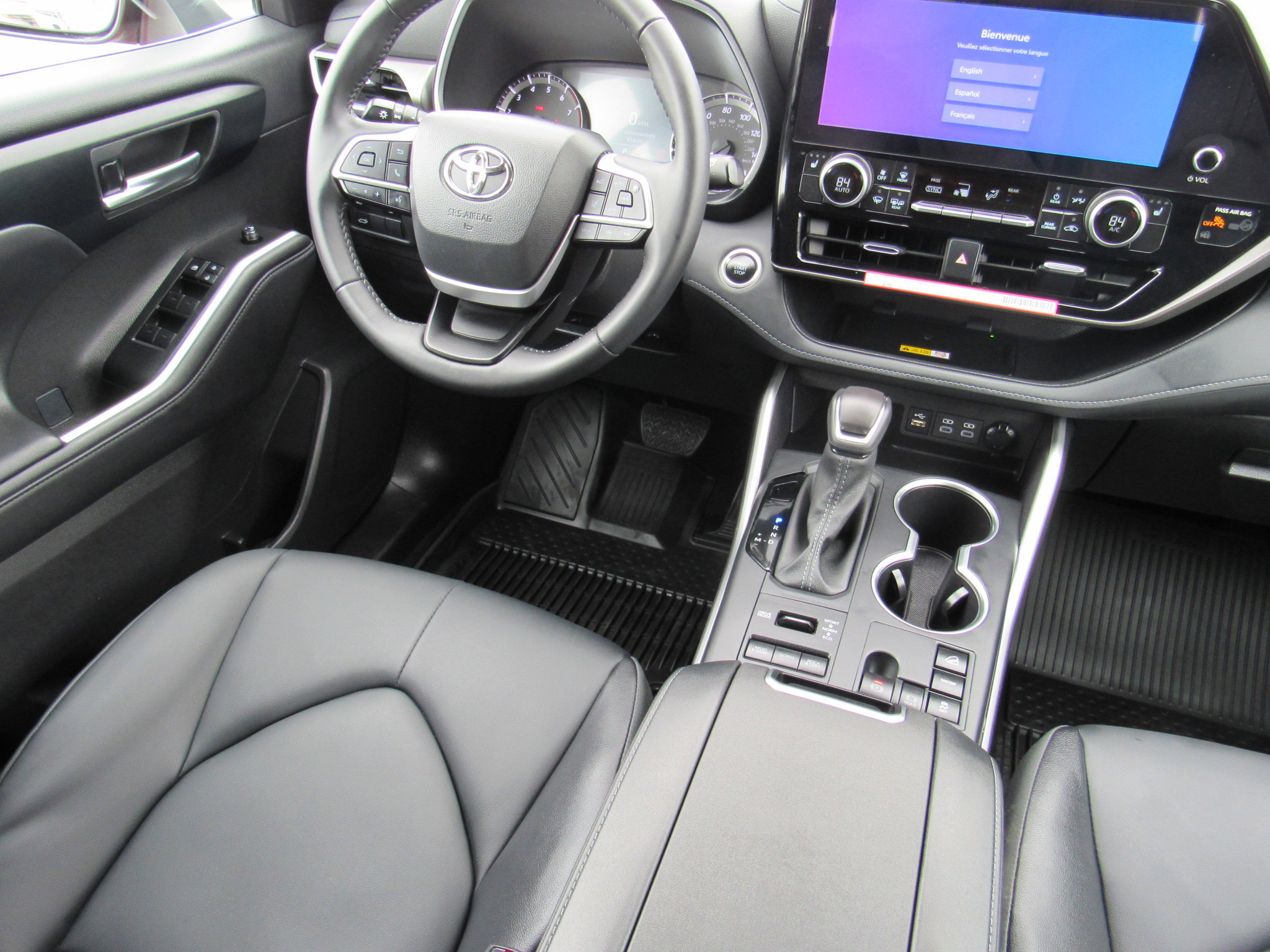 Used 2025 Toyota Highlander XLE image 17