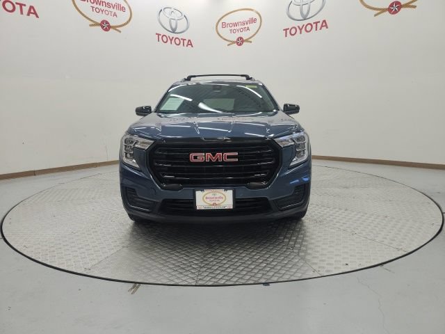Used 2024 GMC Terrain SLE w/ Driver Convenience Package FWD image 4