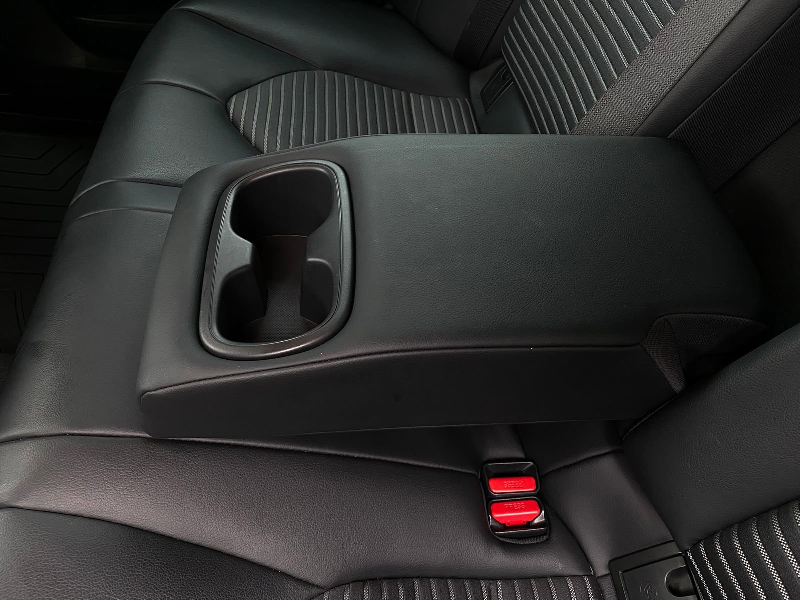 Used 2020 Toyota Camry SE FWD image 27