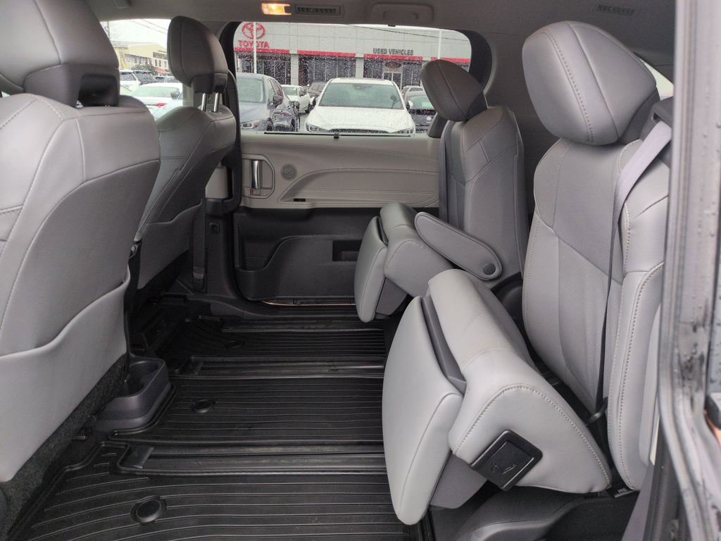 Certified 2024 Toyota Sienna Limited image 25