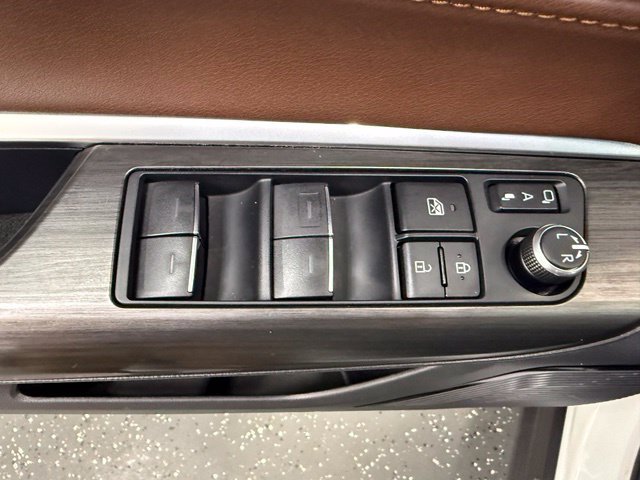 Certified 2023 Toyota Venza XLE AWD/4WD image 11