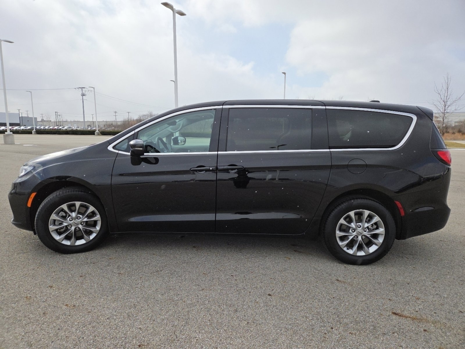 Used 2024 Chrysler Pacifica Touring-L image 14