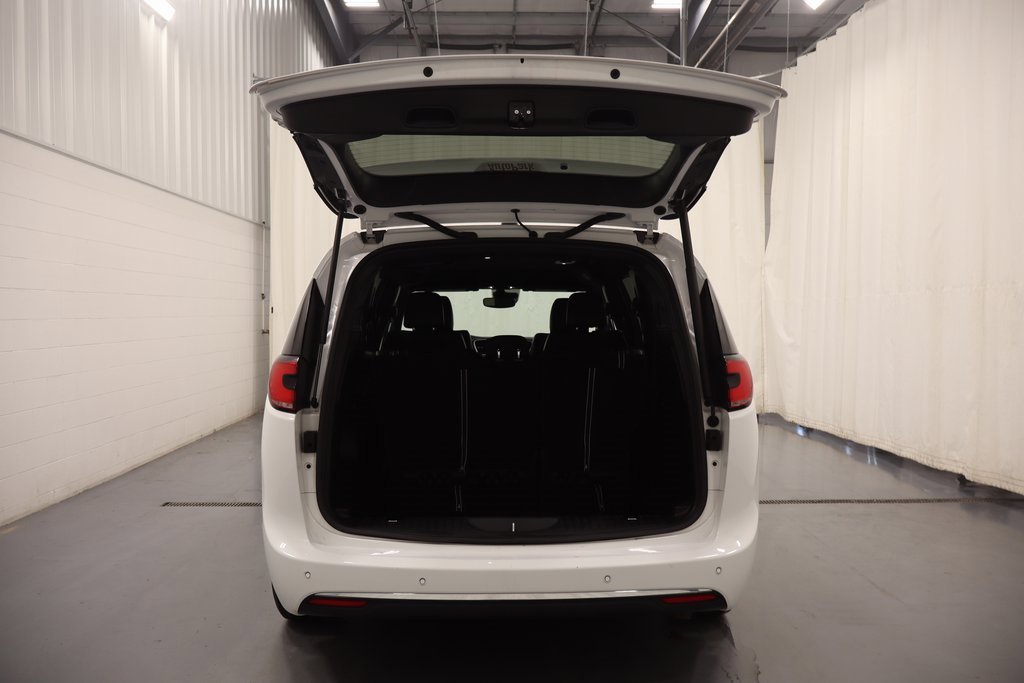 Used 2025 Chrysler Pacifica Select image 18