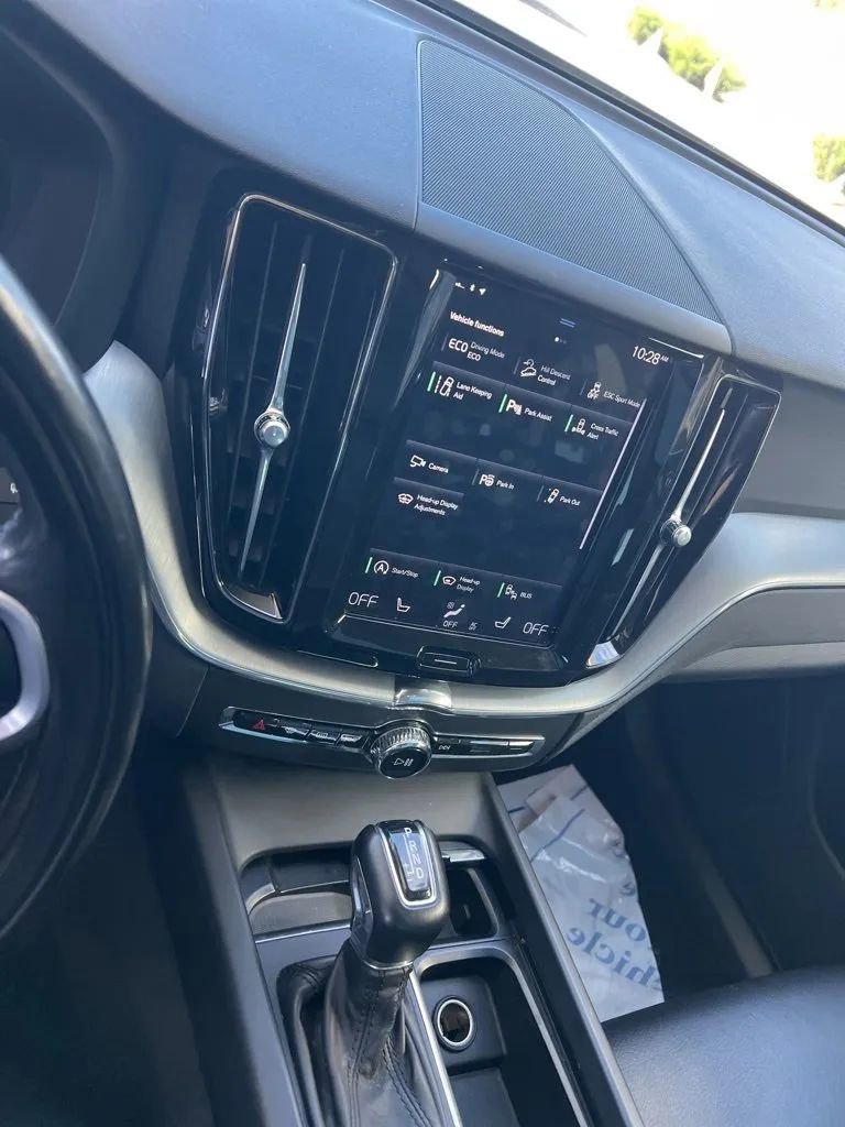 Used 2018 Volvo XC60 T5 Momentum w/ Advanced Package image 26