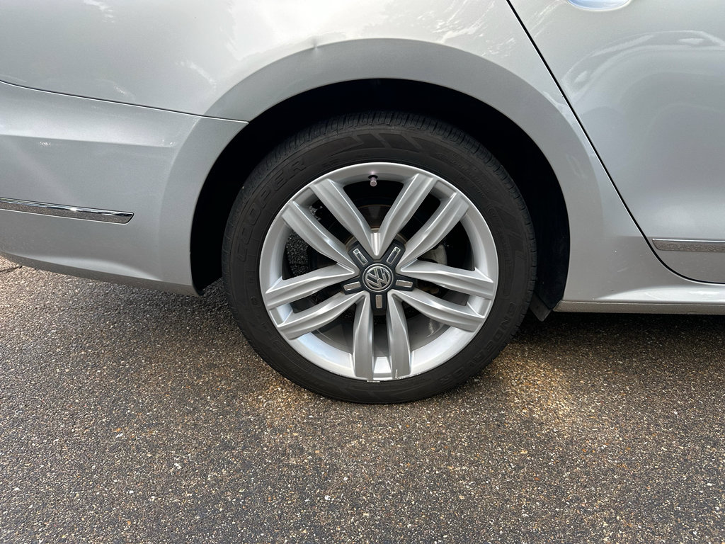 Used 2017 Volkswagen Passat 1.8T SE FWD image 5