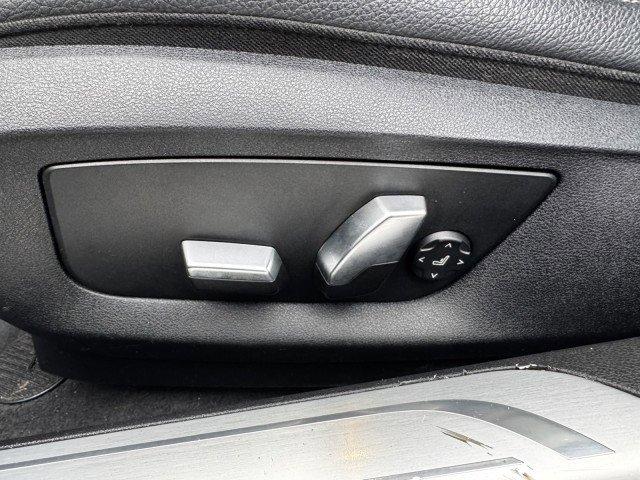 Used 2019 BMW 740i w/ Cold Weather Package RWD image 29