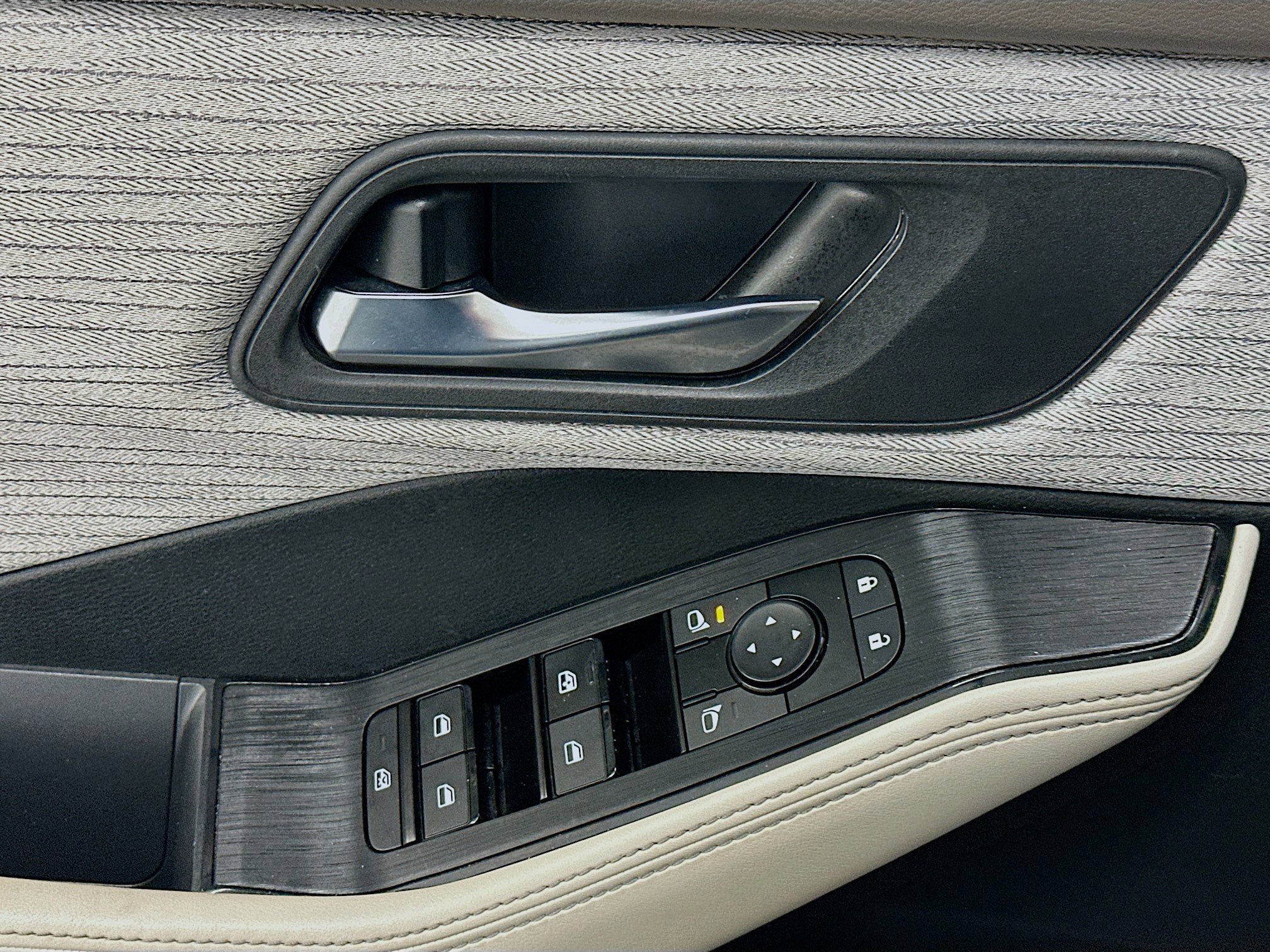 Used 2023 Nissan Rogue SV image 15