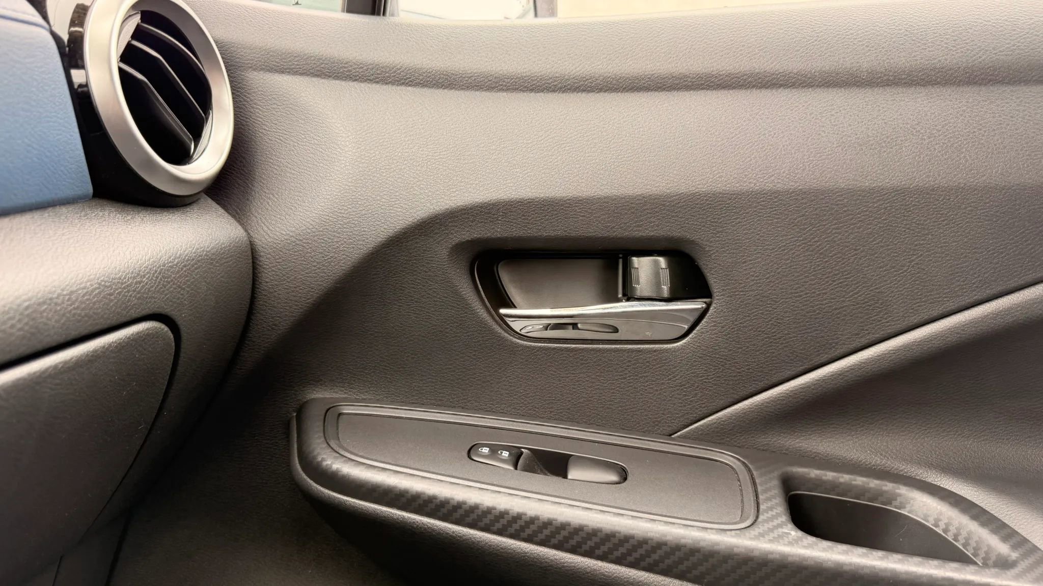 Used 2025 Nissan Versa SV FWD image 25