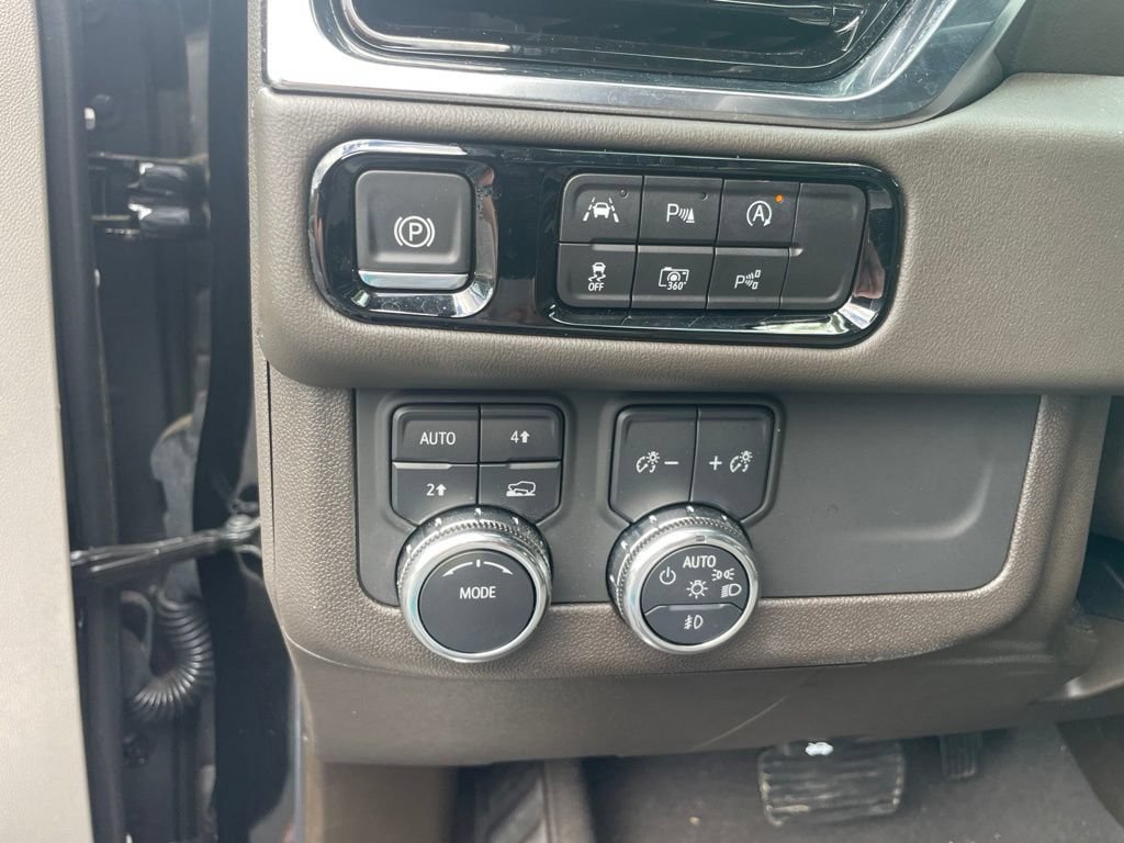 Used 2025 GMC Yukon XL Elevation AWD/4WD image 13