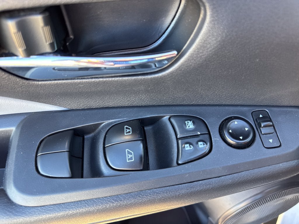 Used 2023 Nissan Kicks SR w/ SR Premium Package FWD image 17