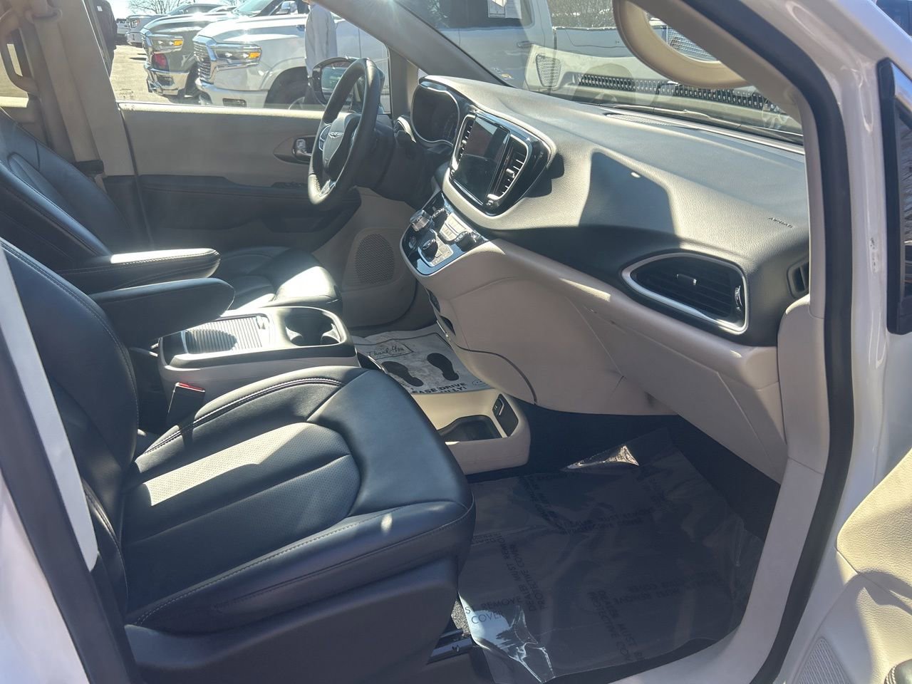 Used 2024 Chrysler Pacifica Touring-L image 17