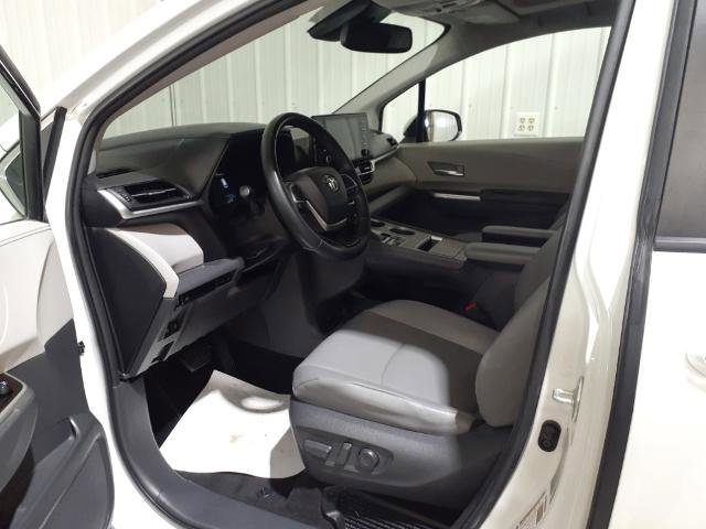 Used 2021 Toyota Sienna XLE FWD image 2