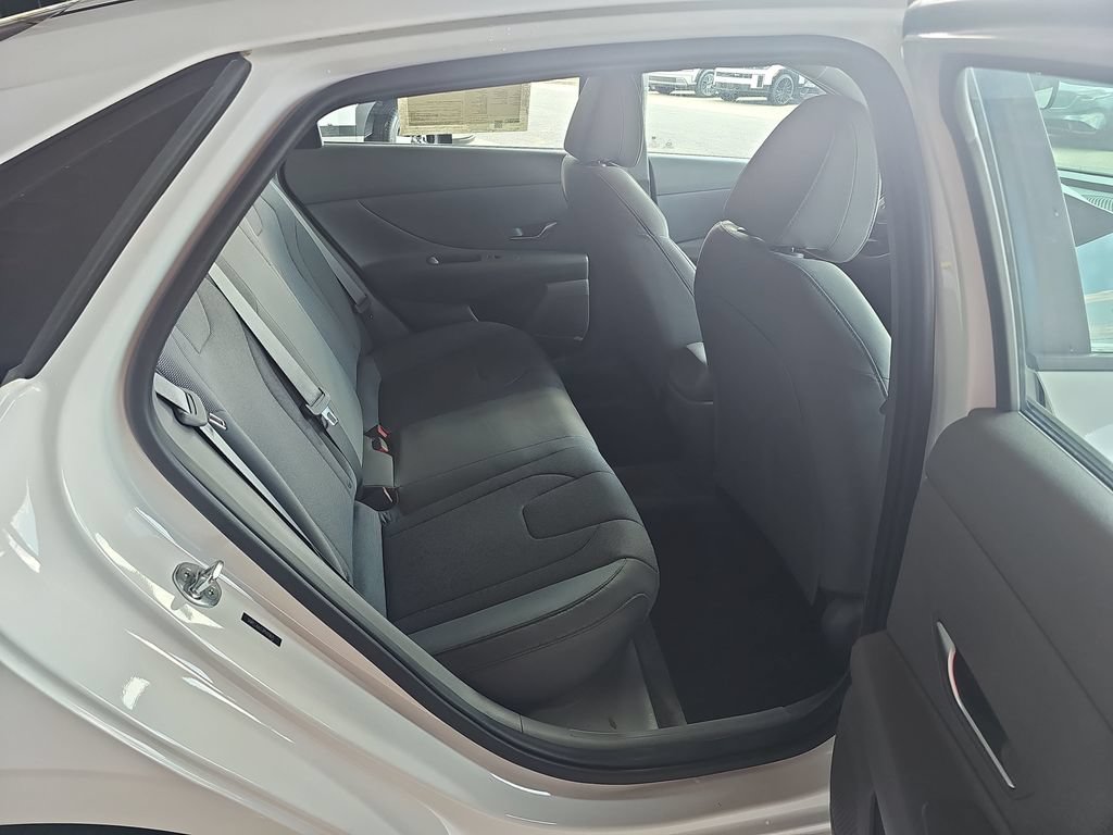 Certified 2023 Hyundai Elantra SE FWD image 11