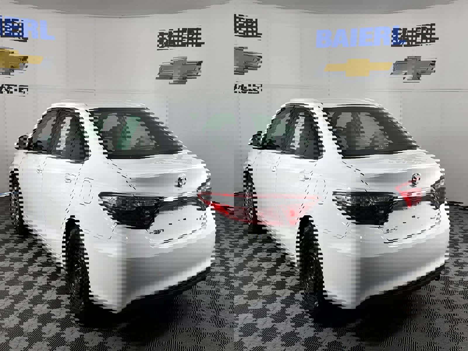 Used 2016 Toyota Camry LE image 3