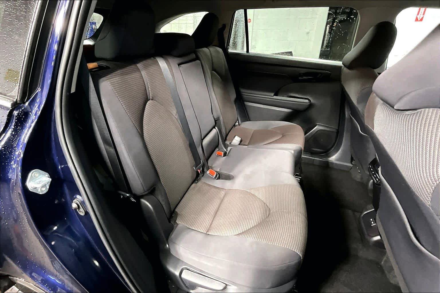 Used 2025 Toyota Highlander LE FWD image 19