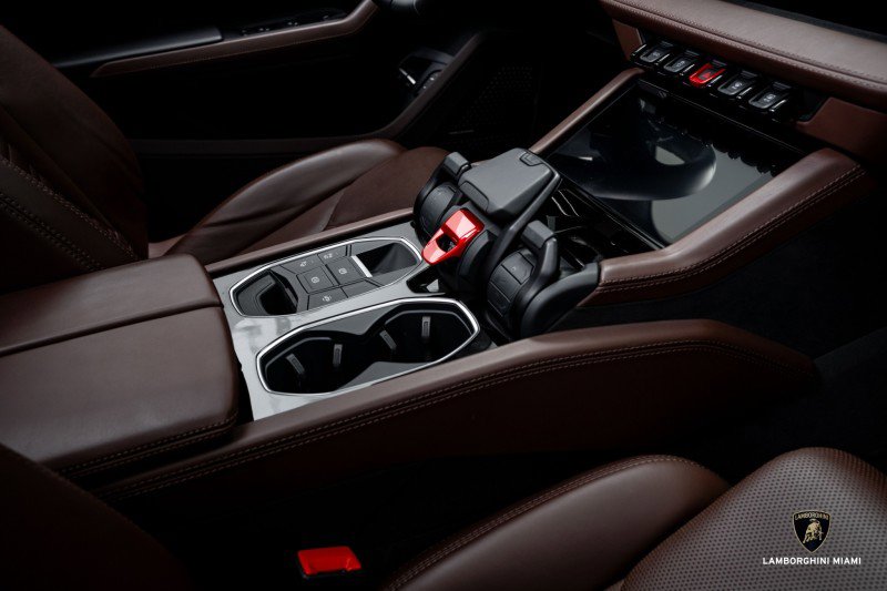 Used 2025 Lamborghini Urus SE image 45