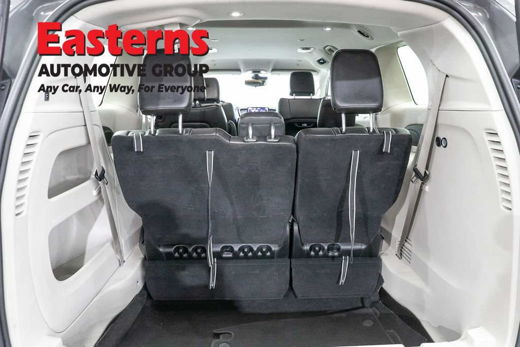 Used 2023 Chrysler Pacifica Touring-L FWD image 9