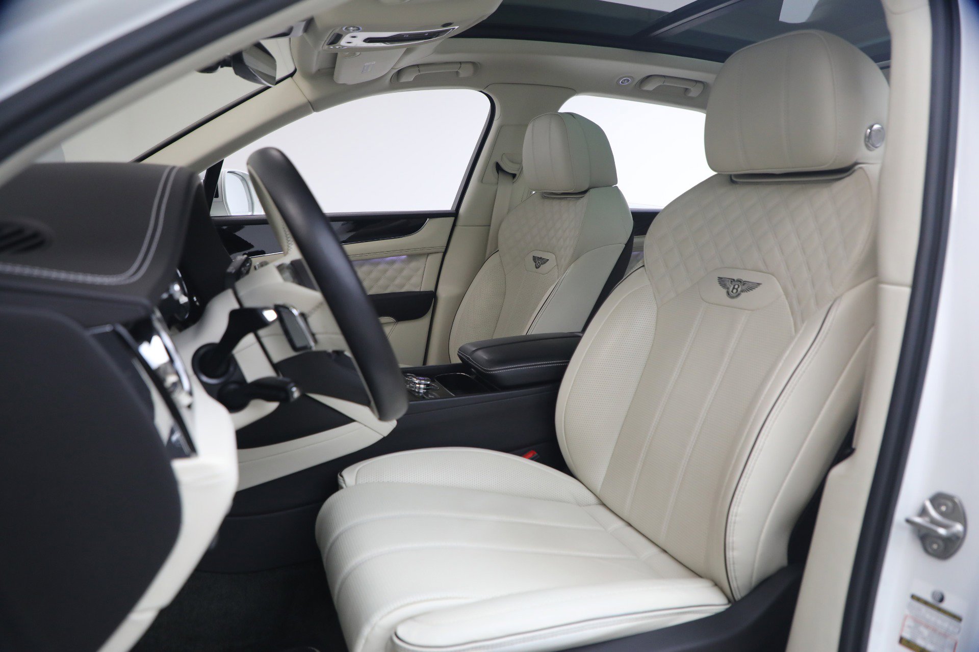 Used 2022 Bentley Bentayga AWD/4WD image 21