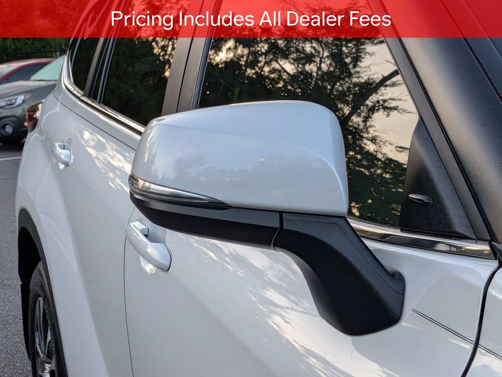 Used 2024 Toyota Highlander XLE FWD image 13