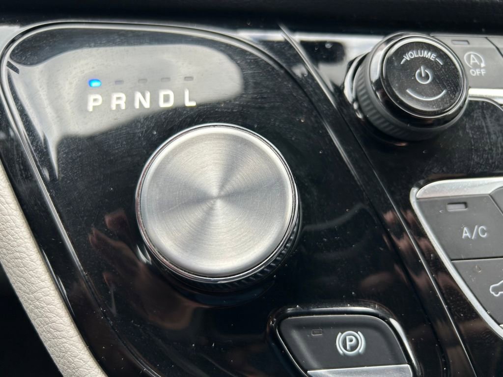 Certified 2023 Chrysler Pacifica Touring-L image 8