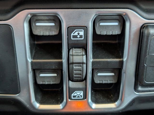 Used 2025 Jeep Wrangler Unlimited Sahara image 19