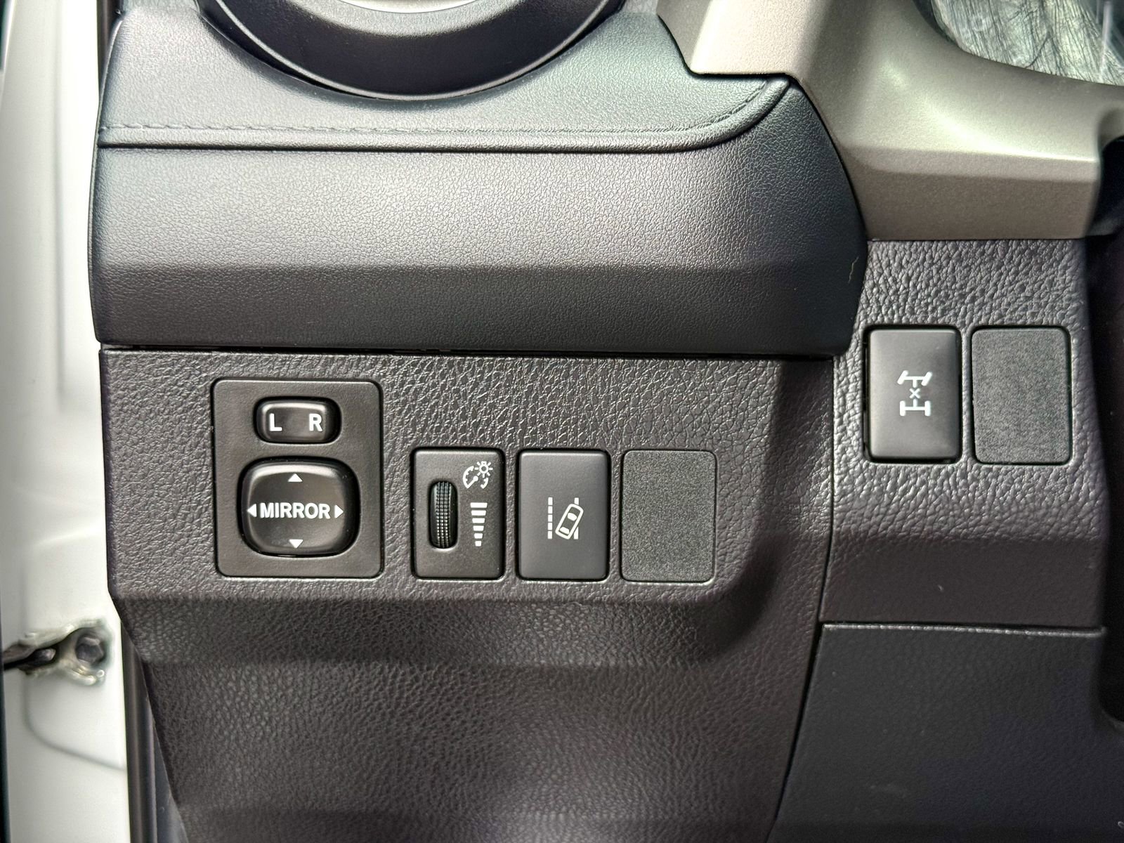 Used 2018 Toyota RAV4 LE w/ All Weather Liner Package image 31