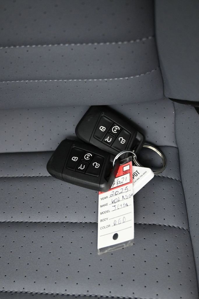 Used 2025 Volkswagen Jetta SE w/ Black Wheel Package image 29