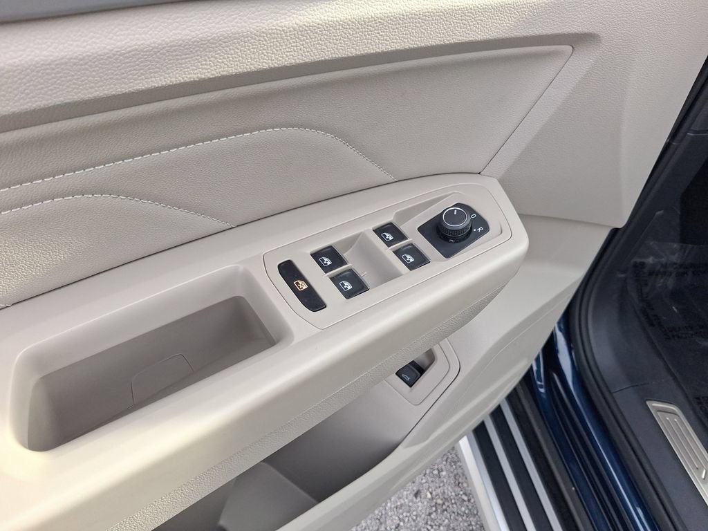 Certified 2022 Volkswagen Atlas SEL R-Line AWD/4WD image 17