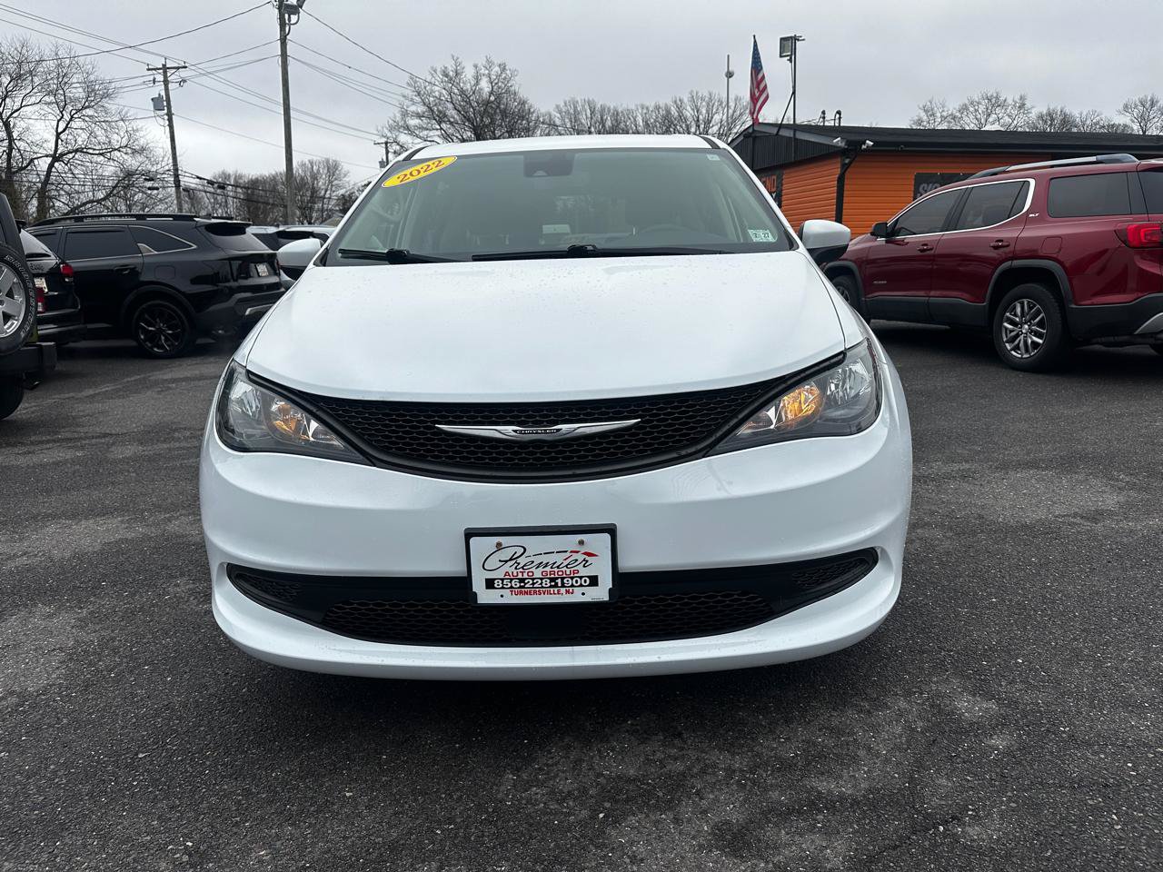 Used 2022 Chrysler Voyager LX FWD image 2