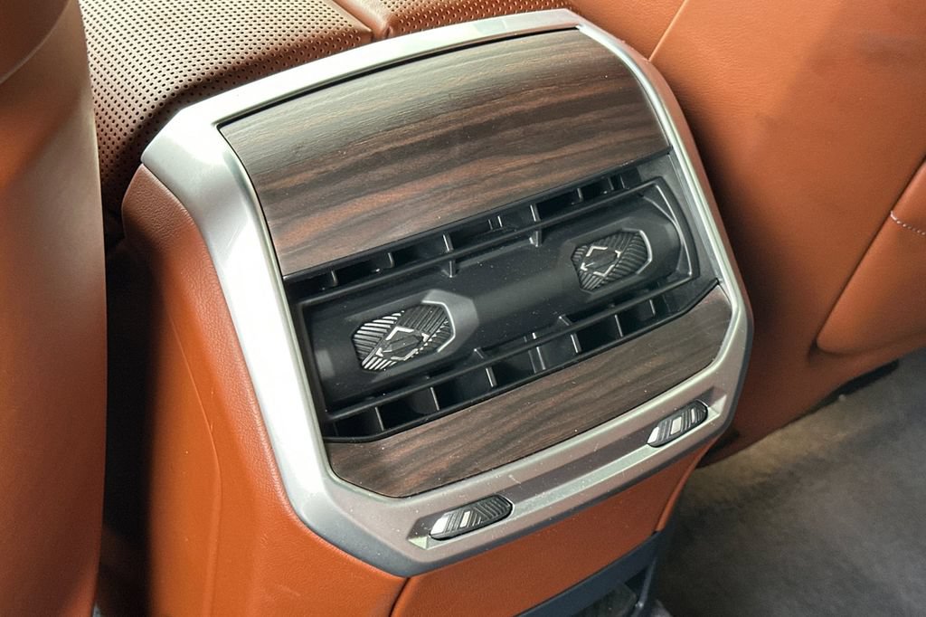 Used 2023 BMW i7 xDrive60 AWD/4WD image 13