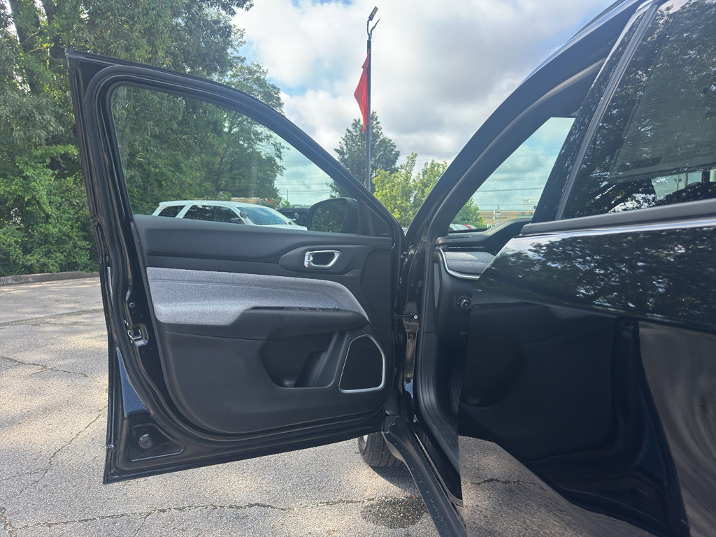 New 2025 Jeep Compass Latitude image 18