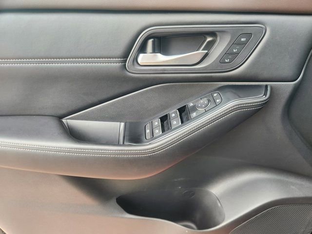 Used 2023 Nissan Rogue SL image 25