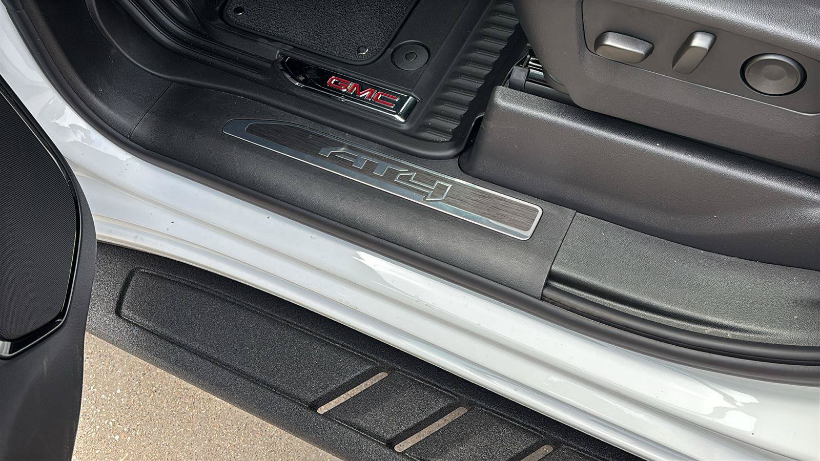 New 2026 GMC Sierra 1500 AT4 w/ AT4 Premium Package AWD/4WD image 17