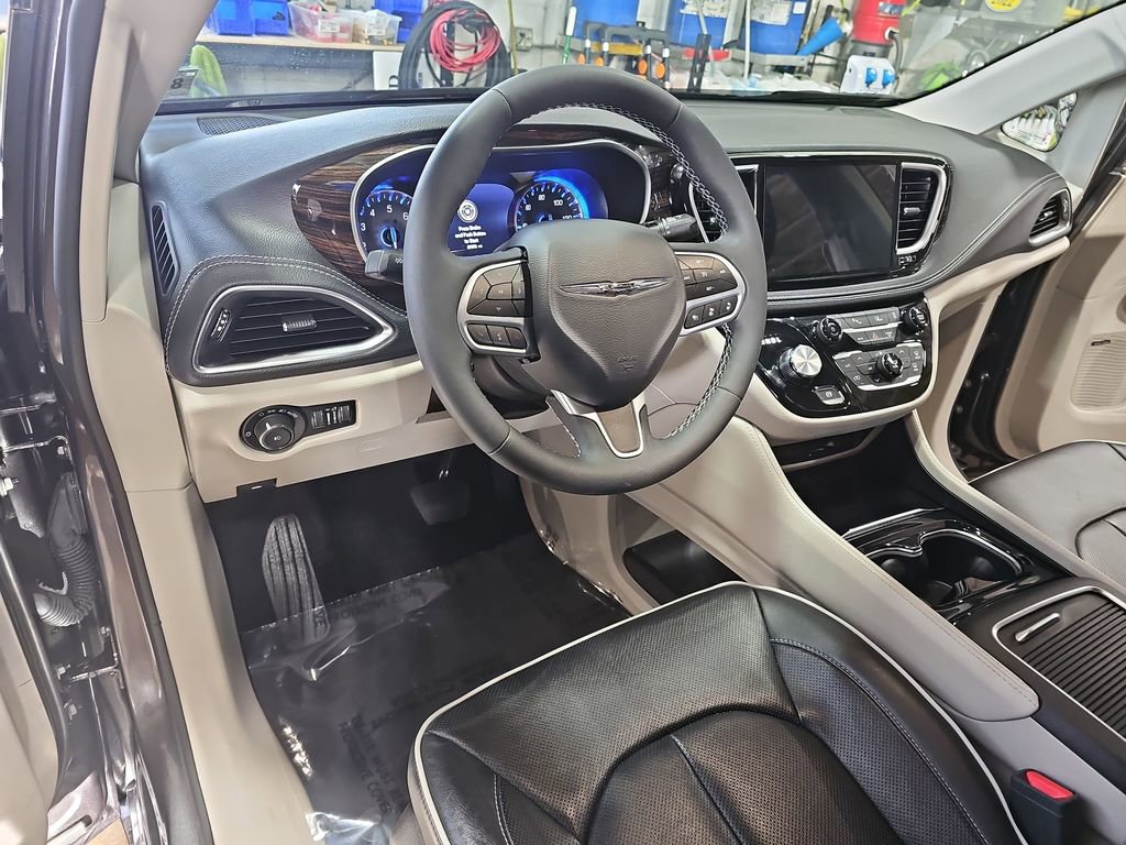 Used 2023 Chrysler Pacifica Limited w/ Uconnect Theater Family Group image 19