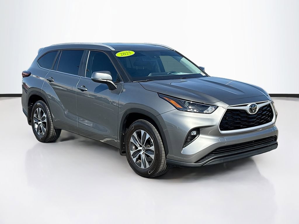 Certified 2025 Toyota Highlander XLE image 3