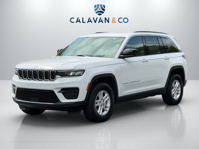 Used 2025 Jeep Grand Cherokee Laredo AWD/4WD image 3