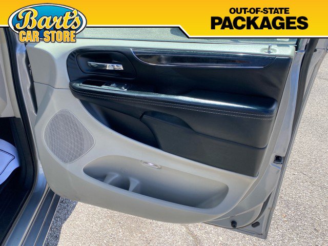 Used 2015 Chrysler Town & Country Limited Platinum FWD image 11