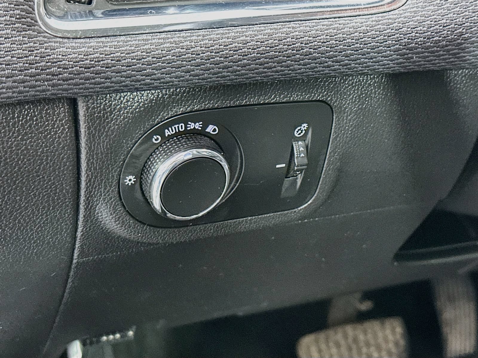 Used 2017 Chevrolet Cruze LS FWD image 10