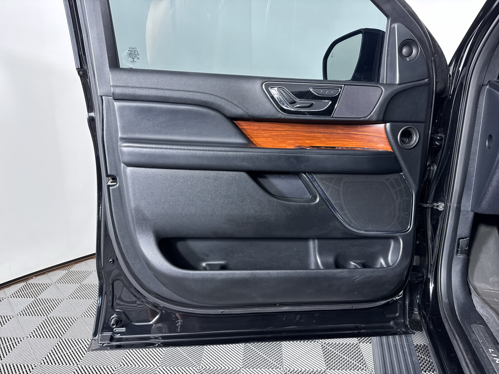 Used 2018 Lincoln Navigator L Select AWD/4WD image 27