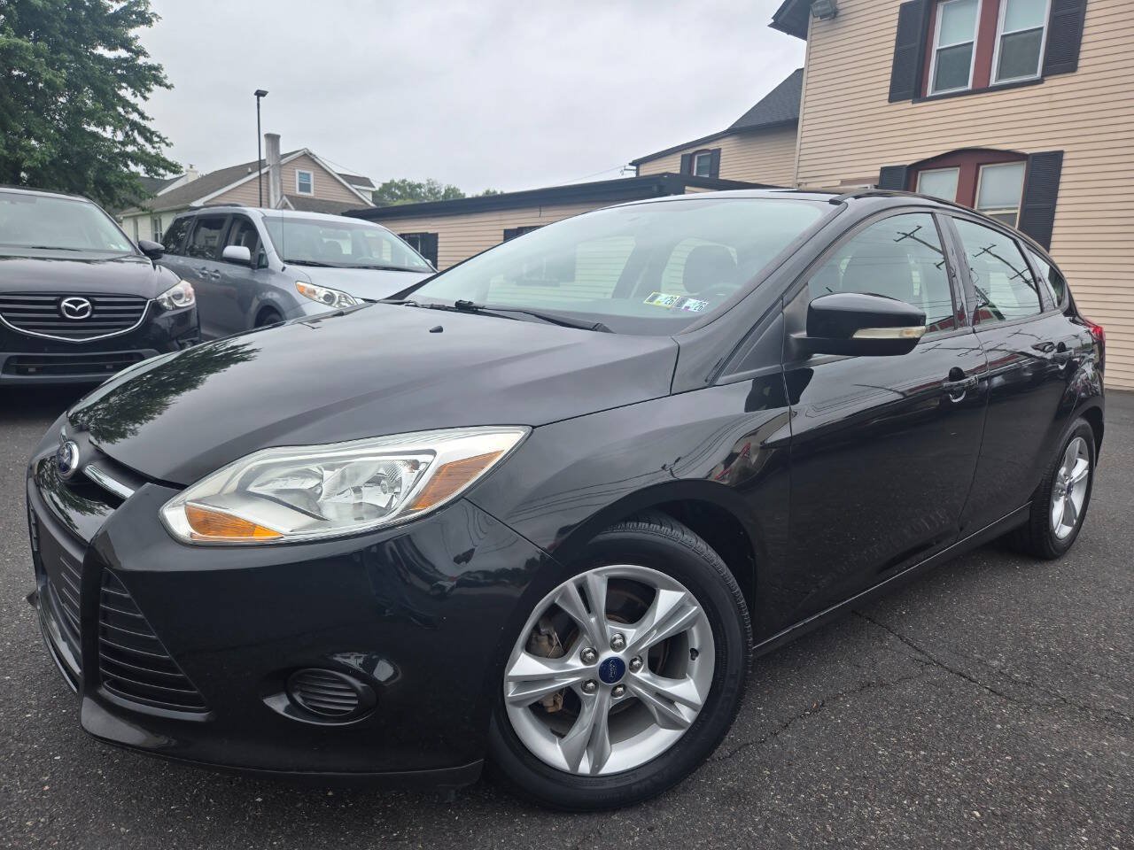 Used 2014 Ford Focus SE w/ SE Winter Package FWD image 2