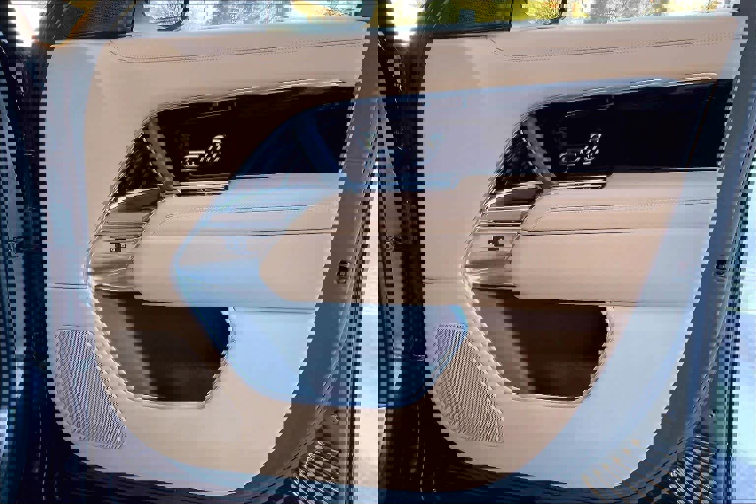 Used 2023 Land Rover Range Rover Autobiography image 22