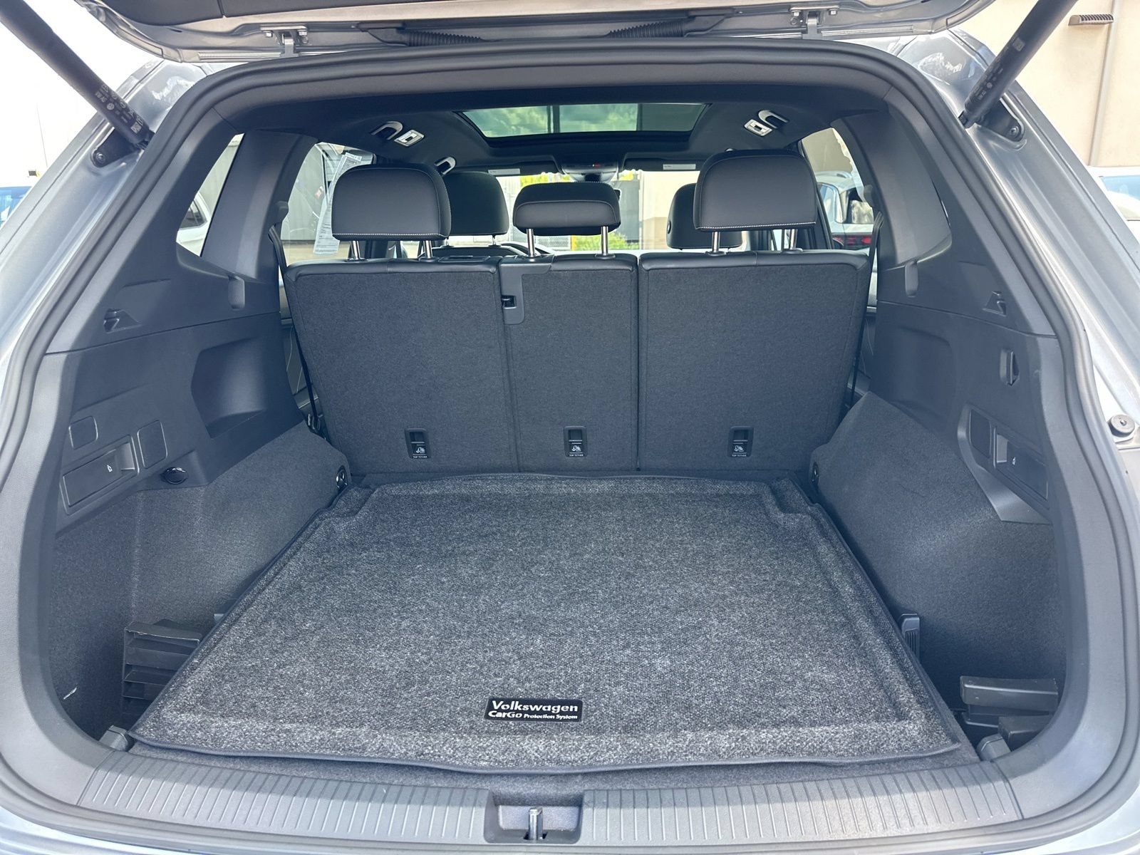 Certified 2024 Volkswagen Tiguan SE R-Line AWD/4WD image 28