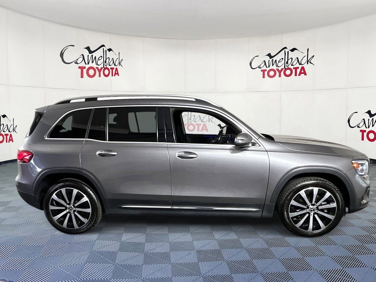Used 2023 Mercedes-Benz GLB 250 w/ Premium Package image 8