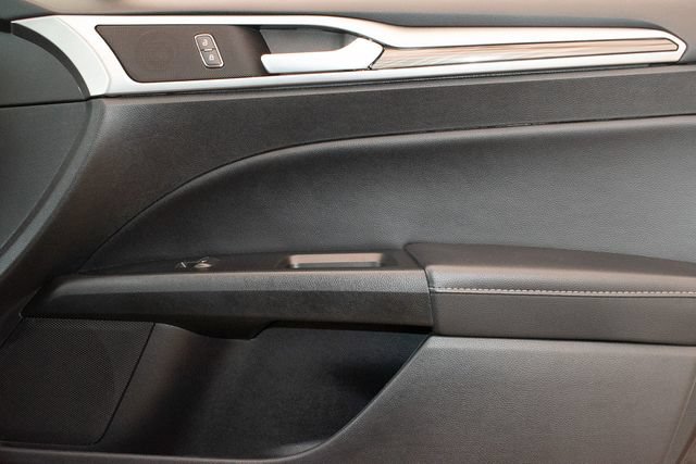 Used 2018 Ford Fusion SE w/ Fusion SE Technology Package FWD image 11