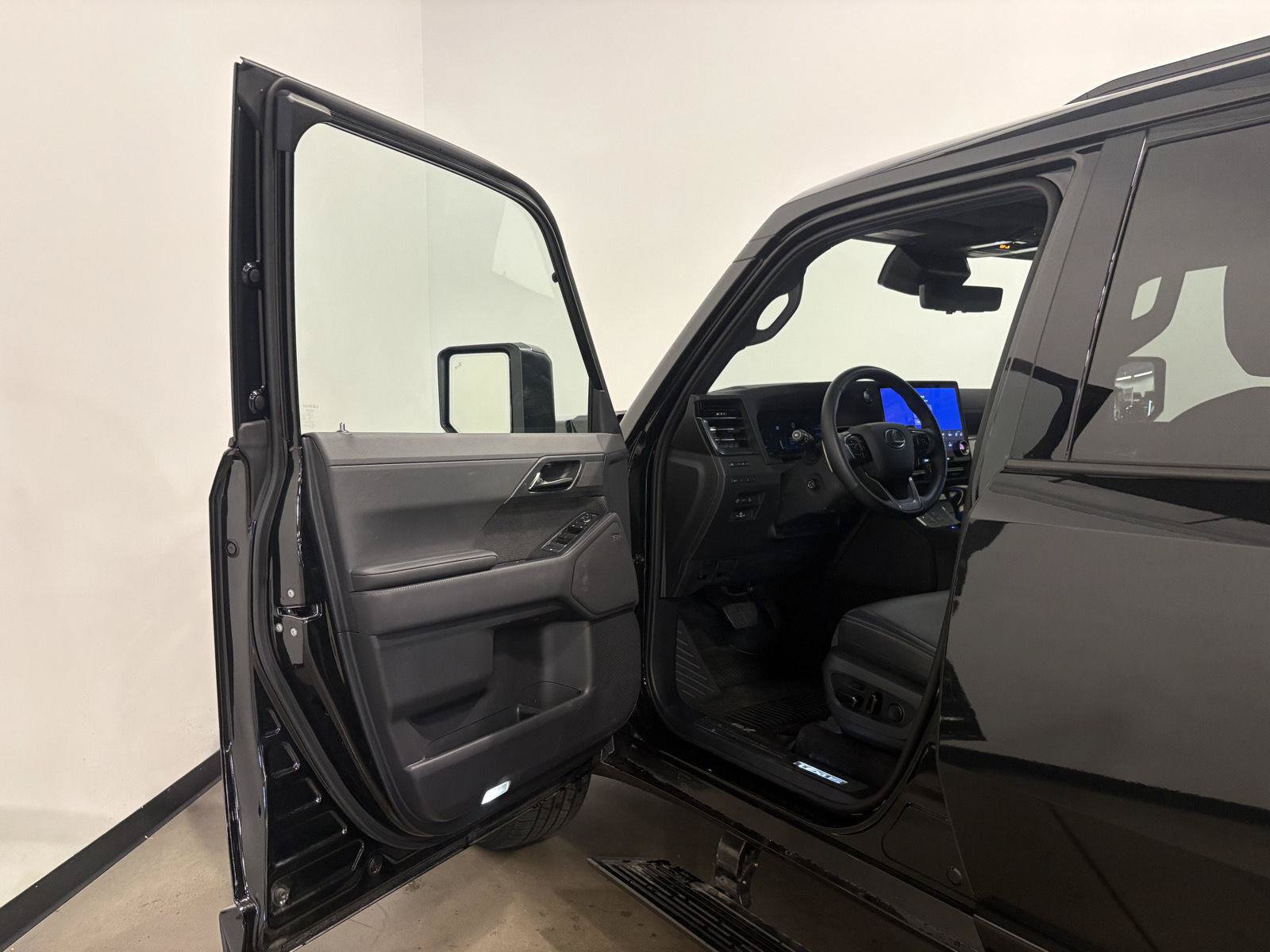 Used 2026 Lexus GX 550 w/ Accessory Package (2T) AWD/4WD image 9