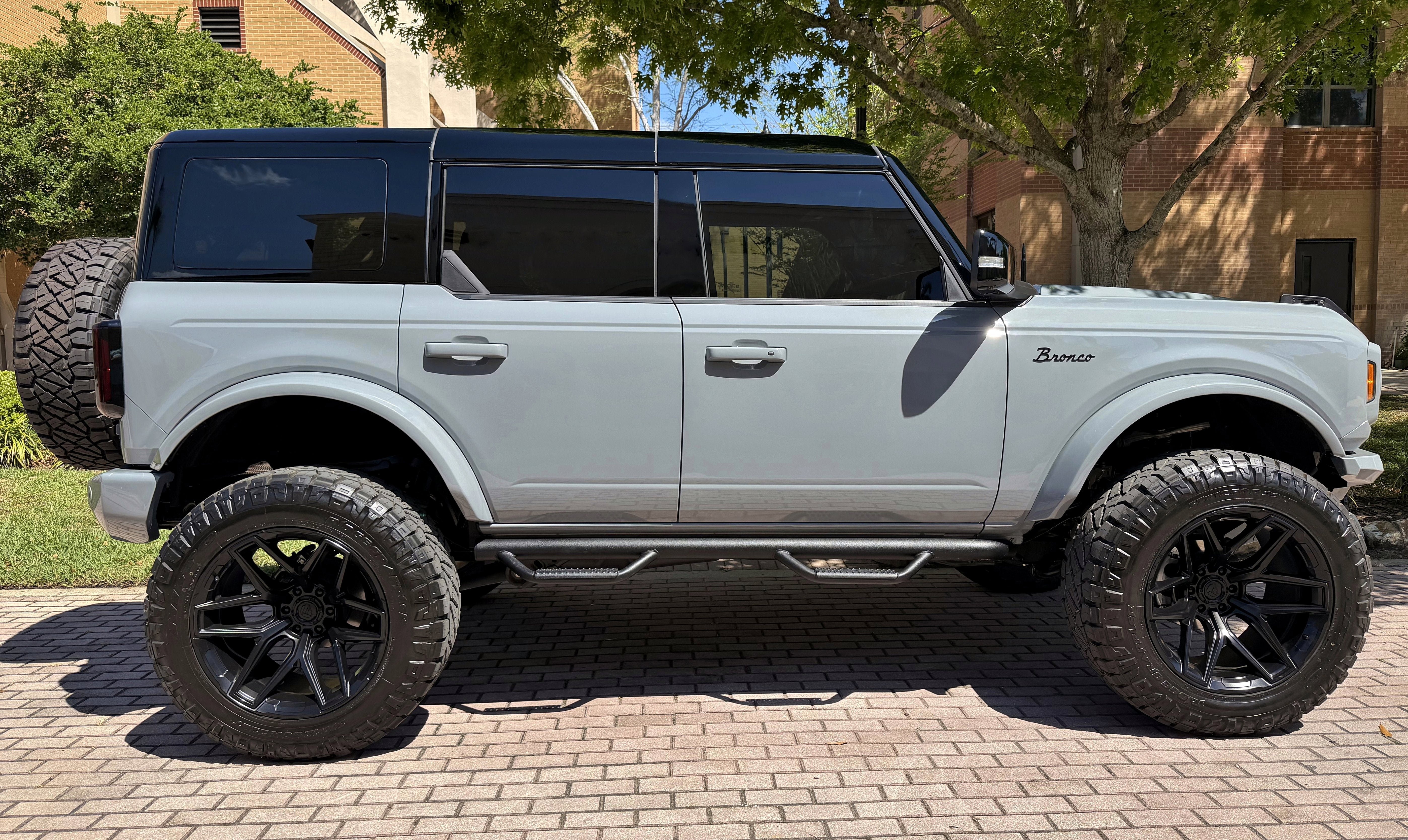 Used 2025 Ford Bronco Outer Banks AWD/4WD image 2