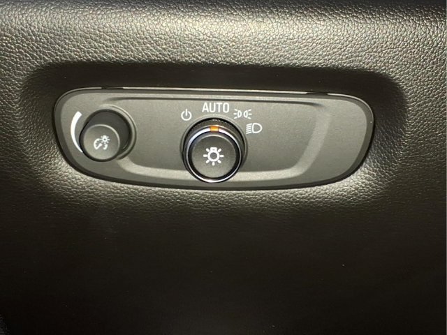 Used 2023 Chevrolet Traverse Premier AWD/4WD image 18