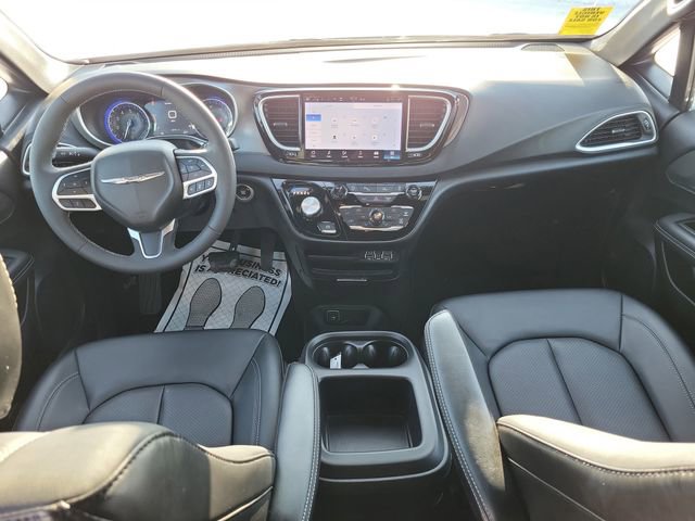 Used 2025 Chrysler Pacifica Select image 20