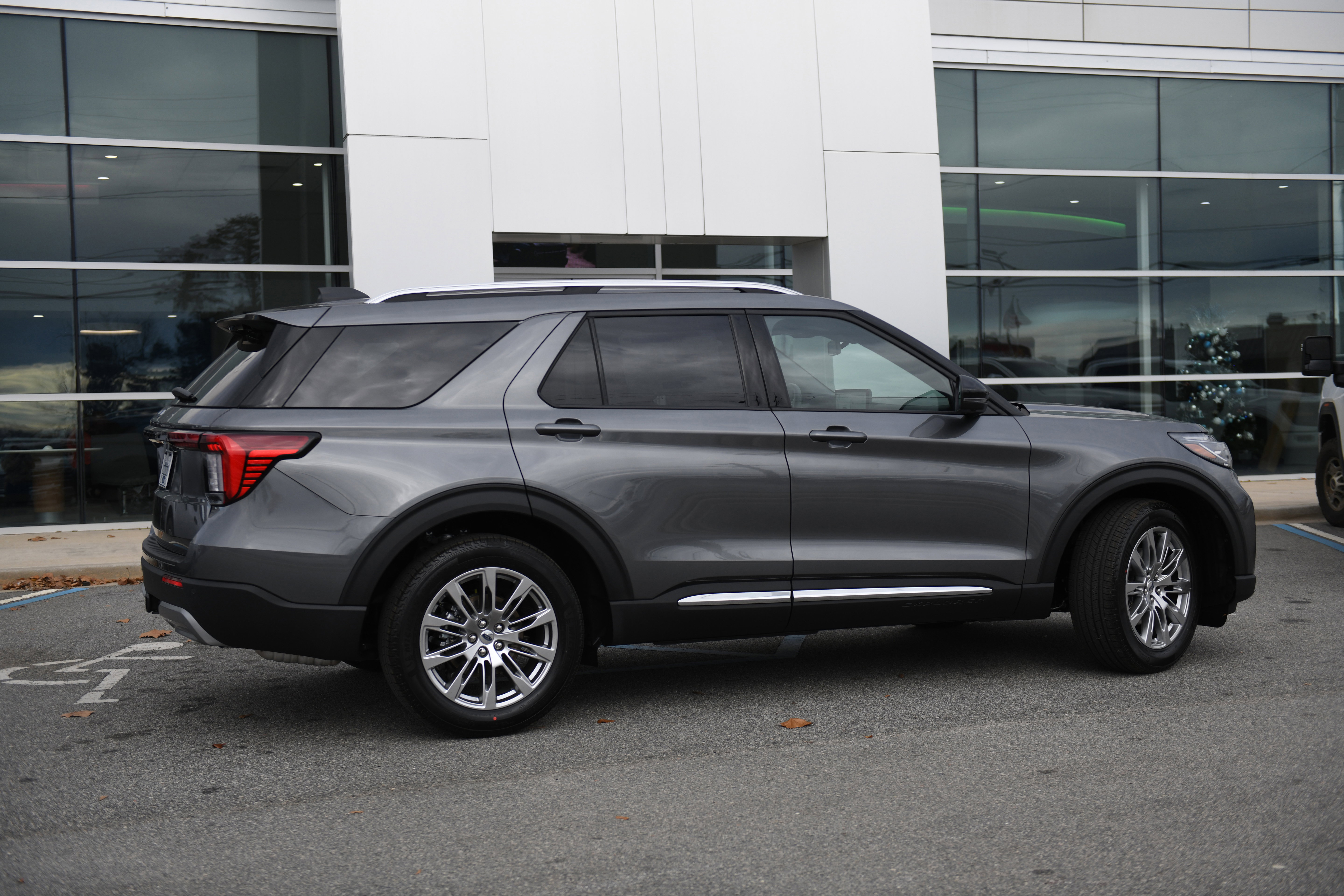New 2026 Ford Explorer Platinum image 4