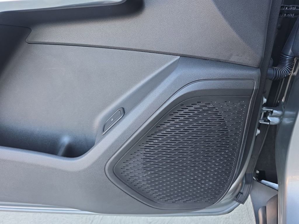 Used 2025 Chevrolet Traverse LT image 25